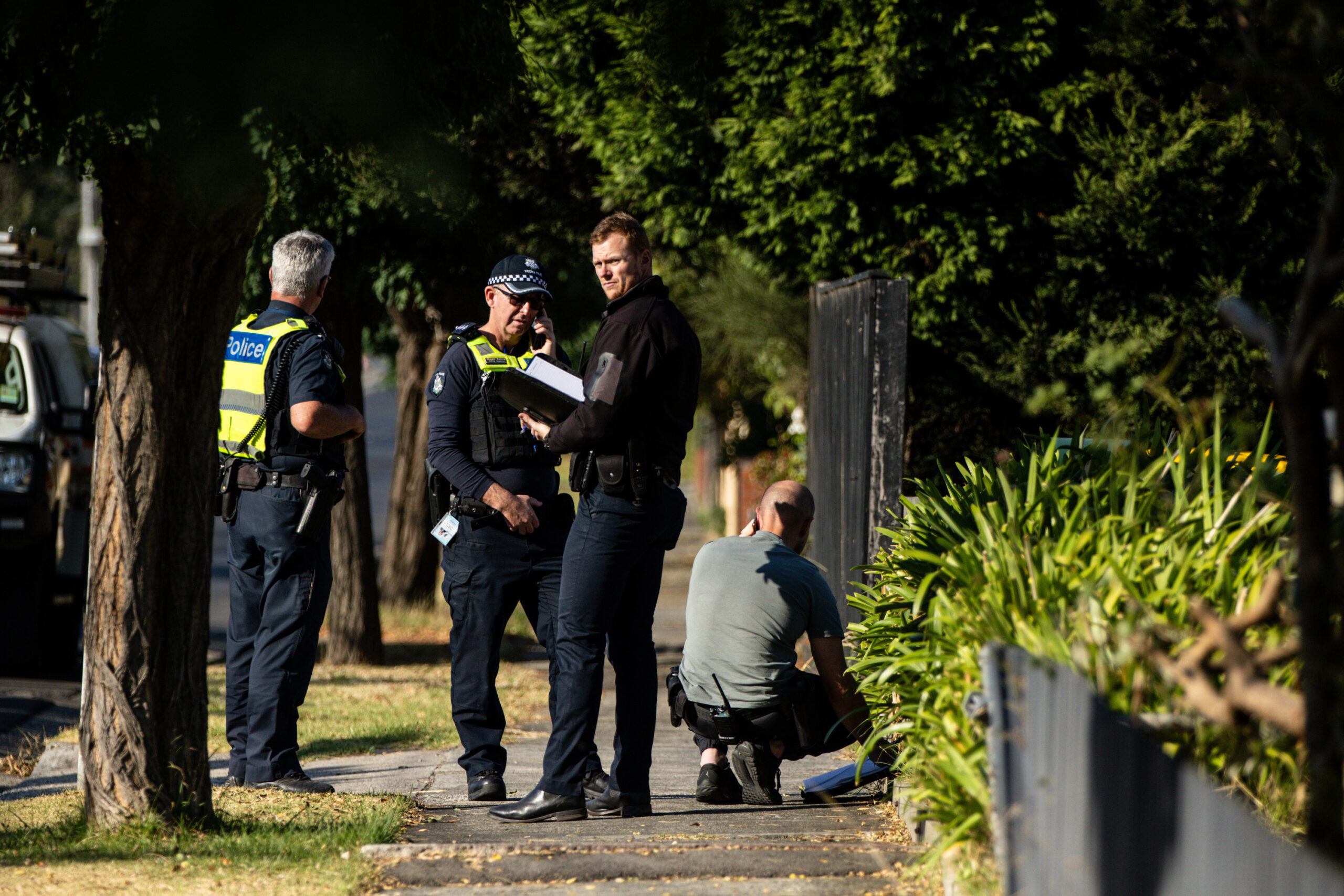 Polizisten arbeiten am Einsatzort in einem Vorort von Melbourne.