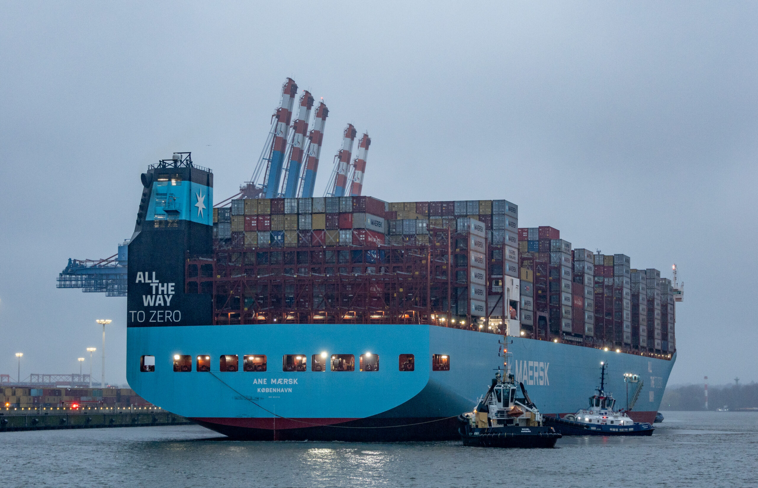 Das weltweit erste große Methanol-Containerschiff, die „Ane Maersk“ der Reederei Maersk, legt am Eurogate-Containerterminal im Hamburger Hafen an.