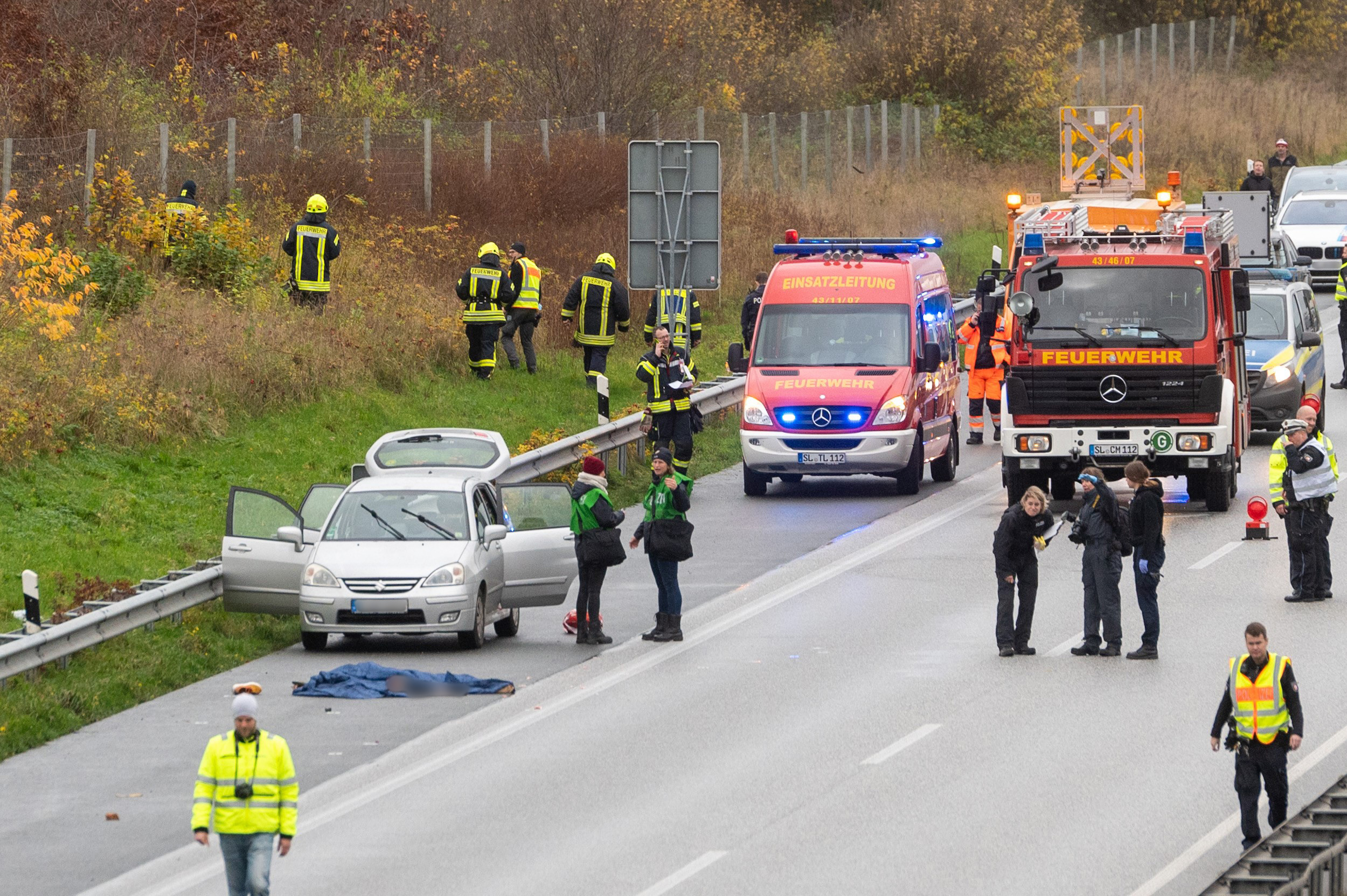 Die Ermittlungsarbeiten auf der Autobahn 7 bei Schleswig nach dem vermuteten Tötungsdelikt, das vor dem Landgericht Flensburg verhandelt wird.
