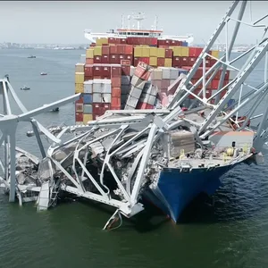 Der Frachter „Dali“ unter einem Teil der Francis Scott Key Bridge fest.