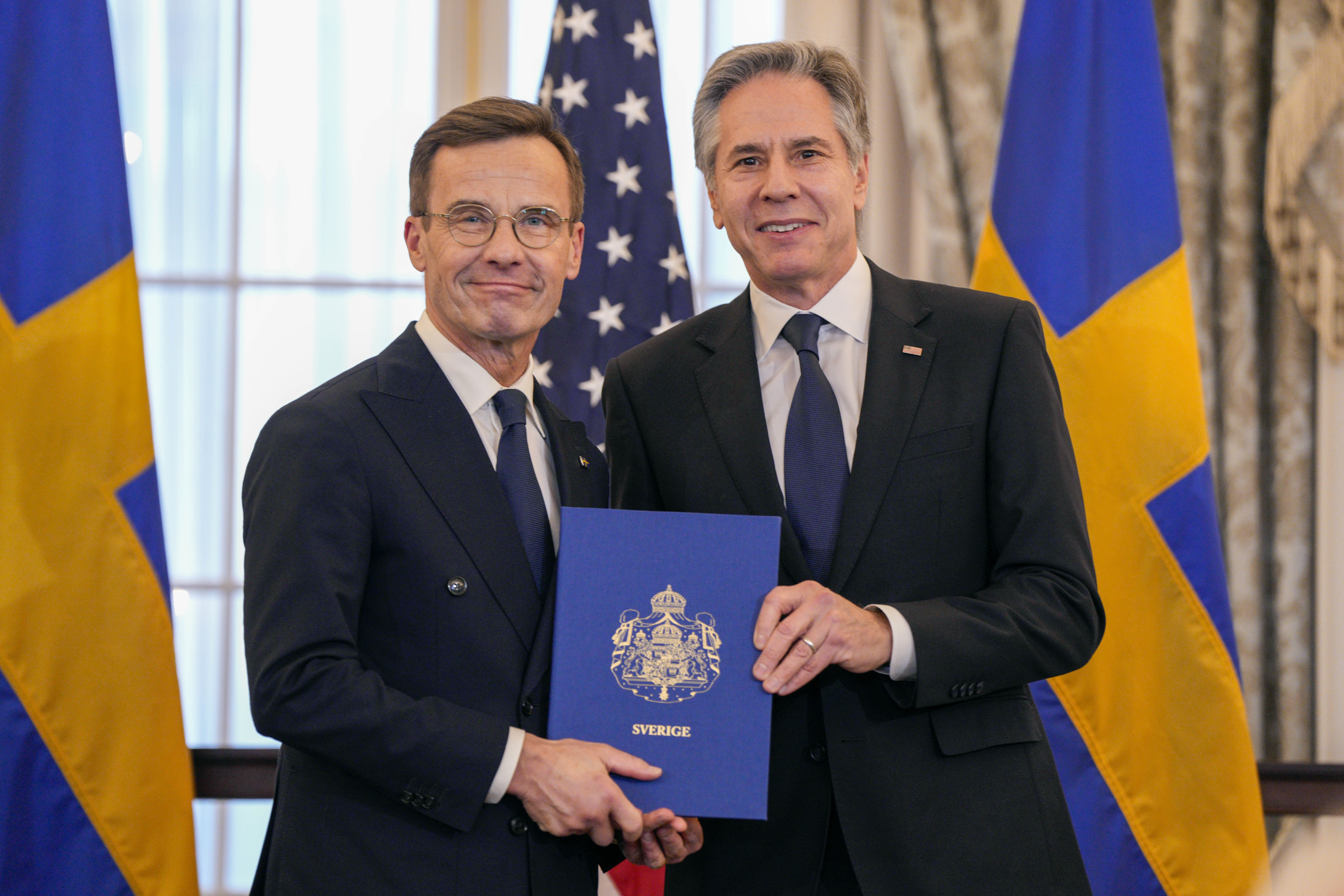 Antony Blinken (r), Außenminister der USA, und Ulf Kristersson, Ministerpräsident von Schweden, präsentieren die schwedische Nato-Beitrittsurkunde bei der Übergabe.
