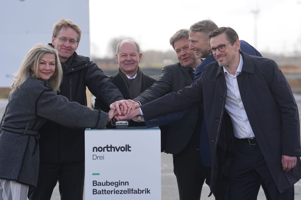 Der Startknopf für den Bau der Northvolt-Batteriefabrik bei Heide ist gedrückt: Veronika Wand-Danielsson, schwedische Botschafterin, Daniel Günther, Ministerpräsident von Schleswig-Holstein, Bundeskanzler Olaf Scholz, Bundeswirtschaftsminister Robert Habeck, Peter Carlsson und Christofer Haux von Northvolt (v.l.)