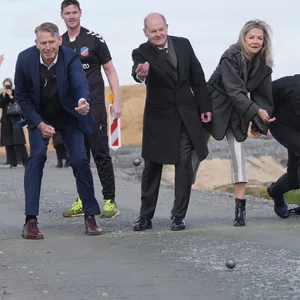 Habeck (l.), Scholz (4.v.l.) und Günther boßeln beim Baustart der Northvolt-Fabrik.