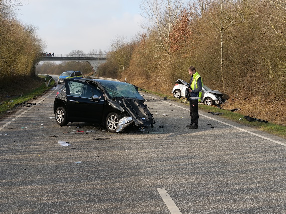 Frontalcrash auf Bundesstraße bei Gettorf – zwei autofahrer lebensgefährlich verletzt