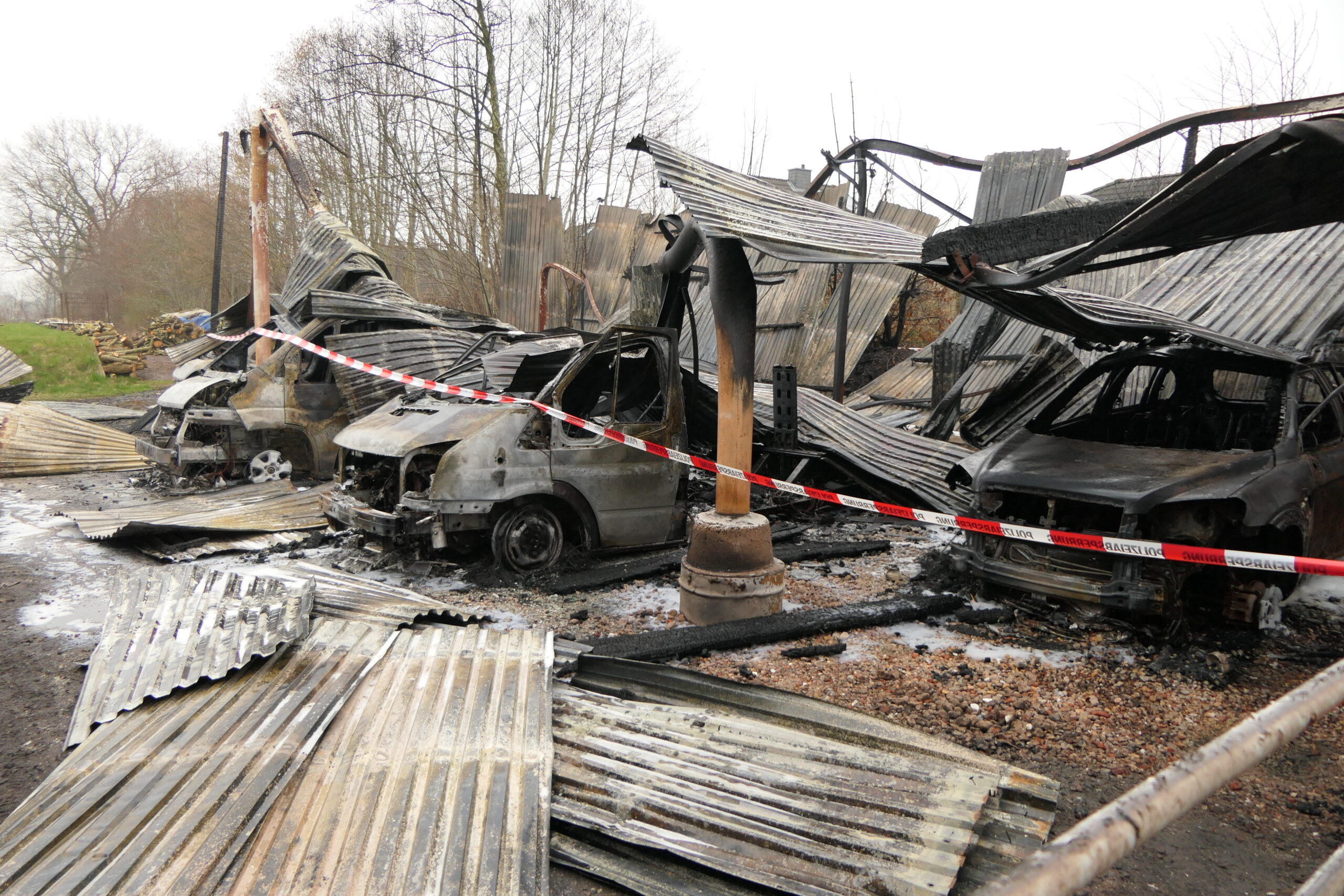 Das Feuer hinterließ großen Schaden. Sämtliche dort geparkte Camper brannten aus.