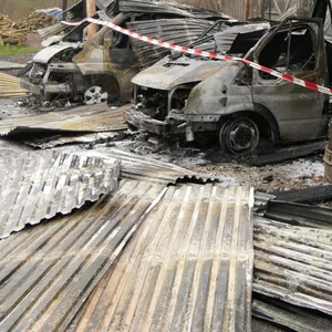 Das Feuer hinterließ großen Schaden. Sämtliche dort geparkte Camper brannten aus.