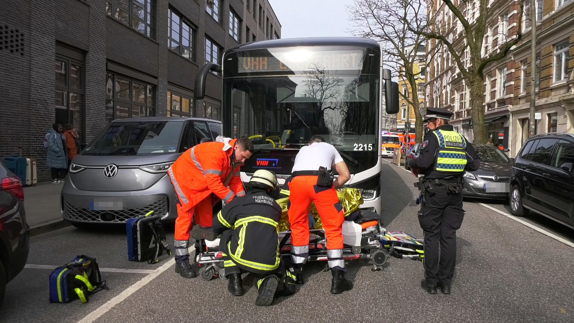 Rettungskräfte versorgen Verletzte nach dem Bus-Unfall in Ottensen.