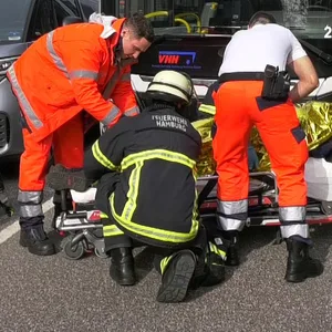 Rettungskräfte versorgen Verletzte nach dem Bus-Unfall in Ottensen.