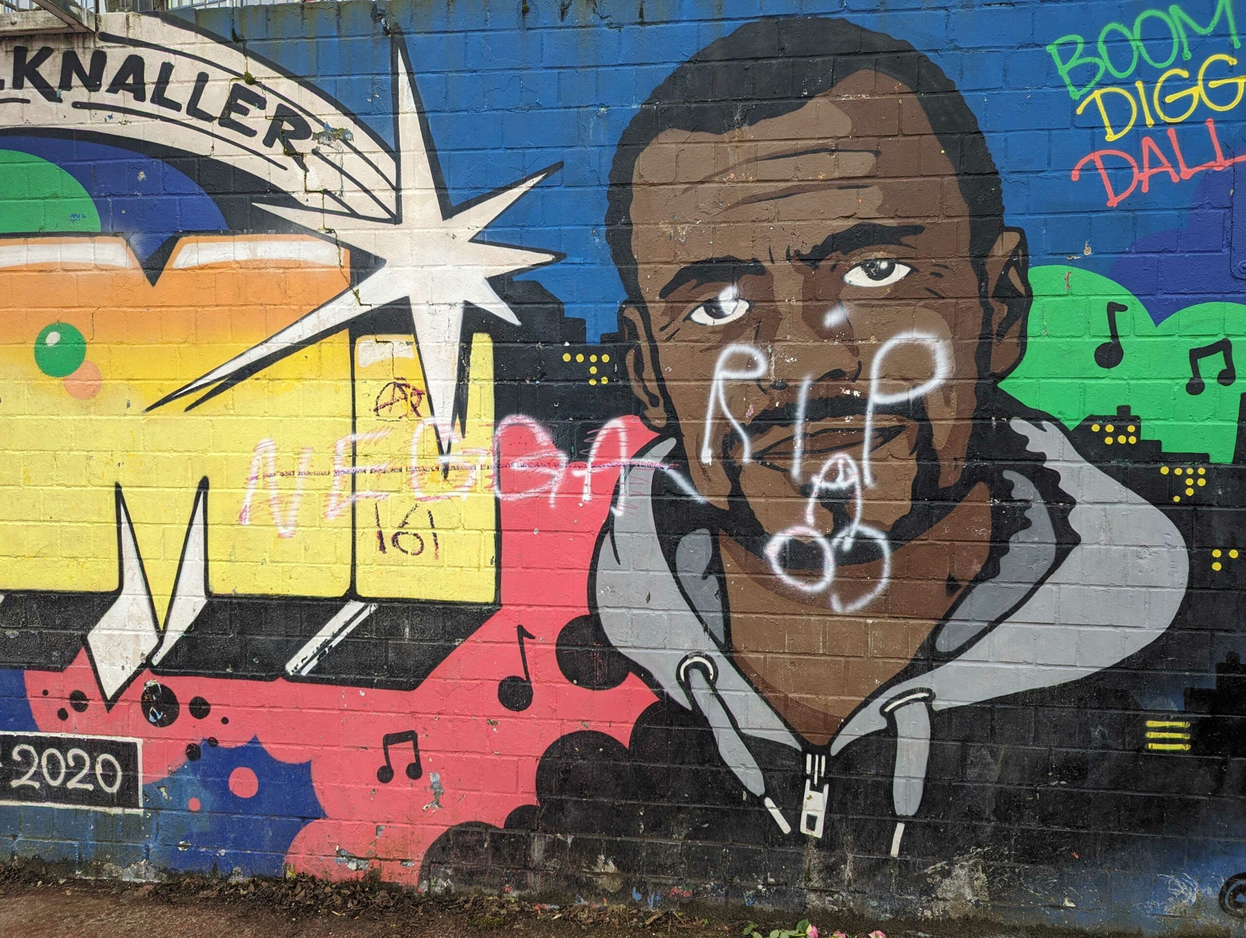 Grafitto zeigt einen dunkelhäutigen Mann