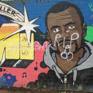 Grafitto zeigt einen dunkelhäutigen Mann