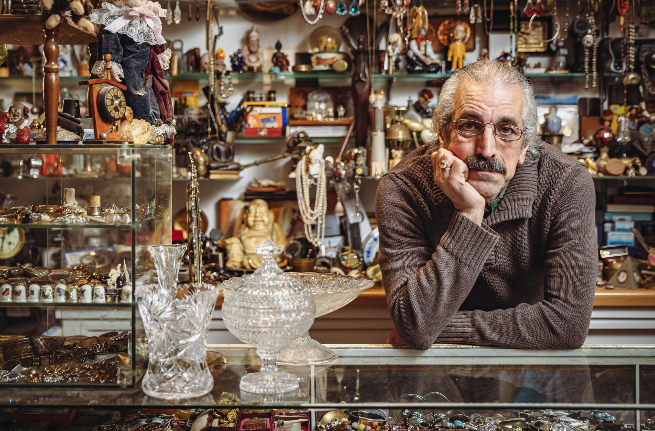Mohammed Shafaan (65) hinter seiner Ladentheke, alles ist voll mit Figürchen, Schmuck und Vasen