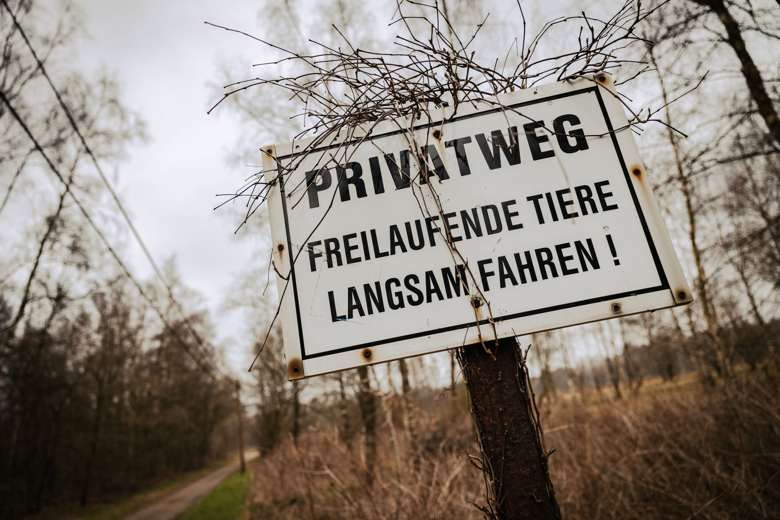 Dieses Schild am Waldweg weist noch auf die frühere Nutzung des Geländes hin.
