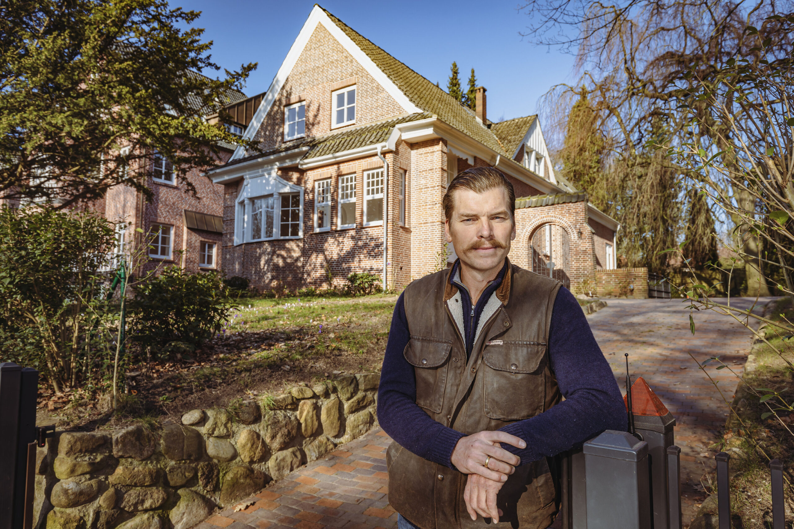 Der Immobilienunternehmer Timm Heinrich von Bargen steht vor der restaurierten Villa.