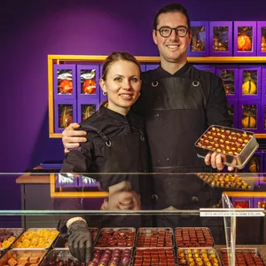 Léonie Mohnert (32) und Corentin Feraud (33) stellen pro Jahr fünf Tonnen Schokolade her.