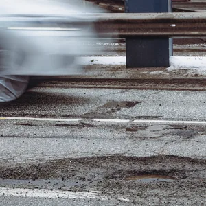 Schlaglöcher (wie hier im Januar auf der Amsinckstraße) bedrohen die Verkehrssicherheit auf Hamburgs Straßen.