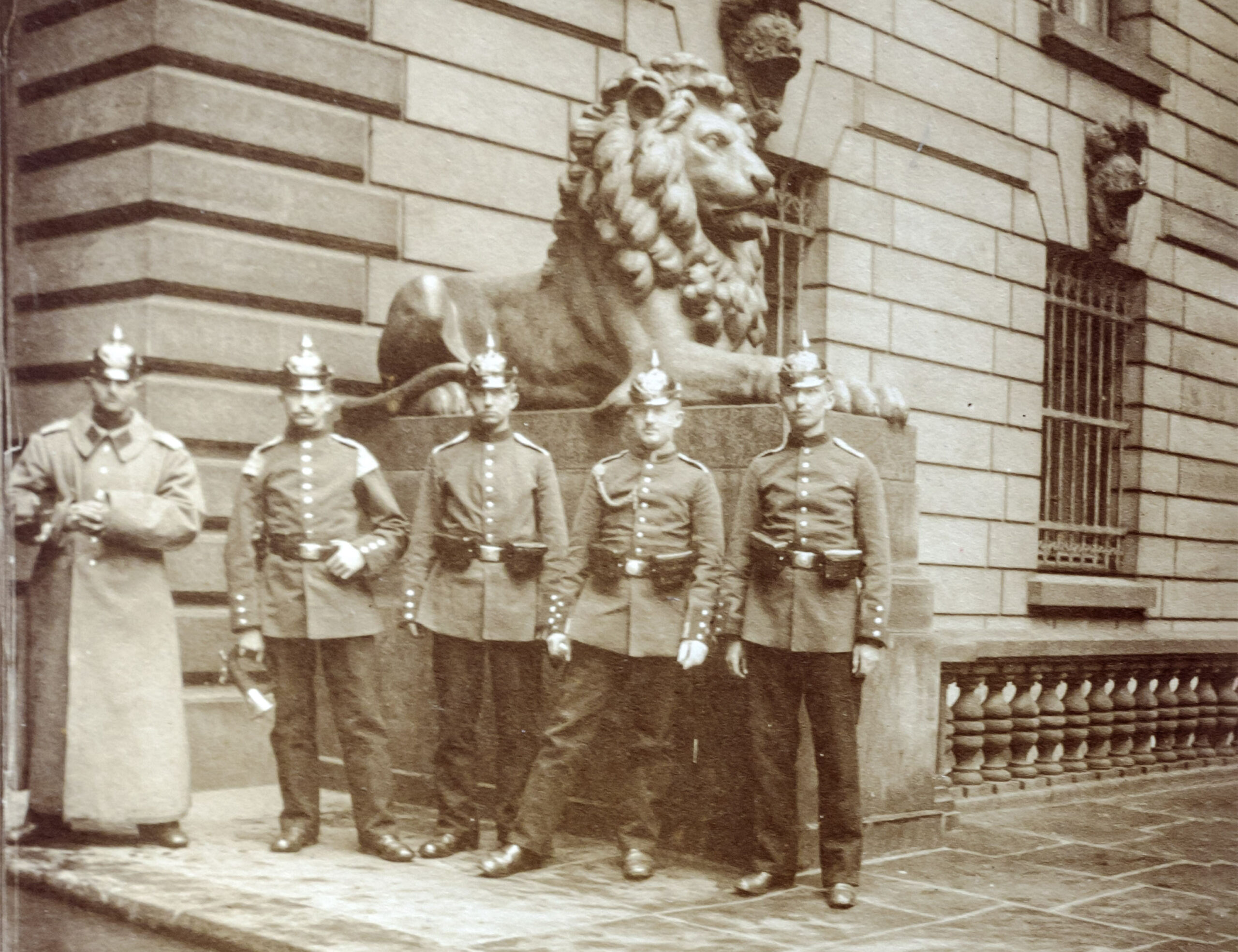 Die Wachmannschaft des Rathauses im Jahr 1912 am Nebeneingang Alter Wall: Chef ist ein Unteroffizier (2. v. ​r.).