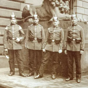 Die Wachmannschaft des Rathauses im Jahr 1912 am Nebeneingang Alter Wall: Chef ist ein Unteroffizier (2. v. ​r.).