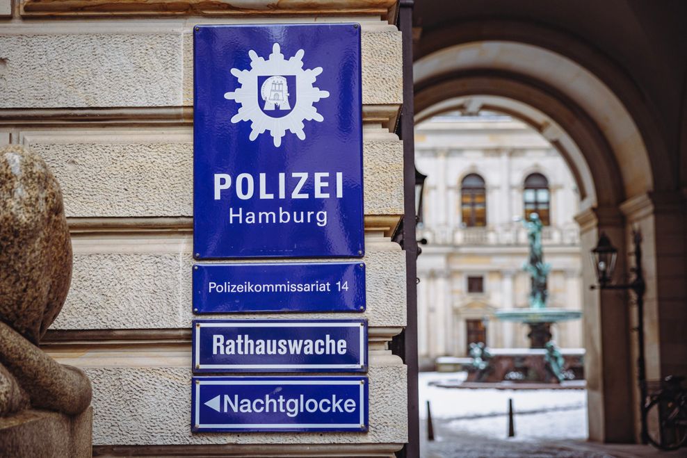 Die Vorgänger der Hamburger Rathauswache: Mit Pickelhaube und bodenlangem Mantel