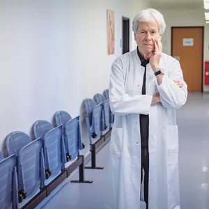 Leitet die „Praxis ohne Grenzen": Professor Dr. Peter Ostendorf ist 85 Jahre alt und arbeitet jeden Tag. Ohne einen Cent zu verdienen.