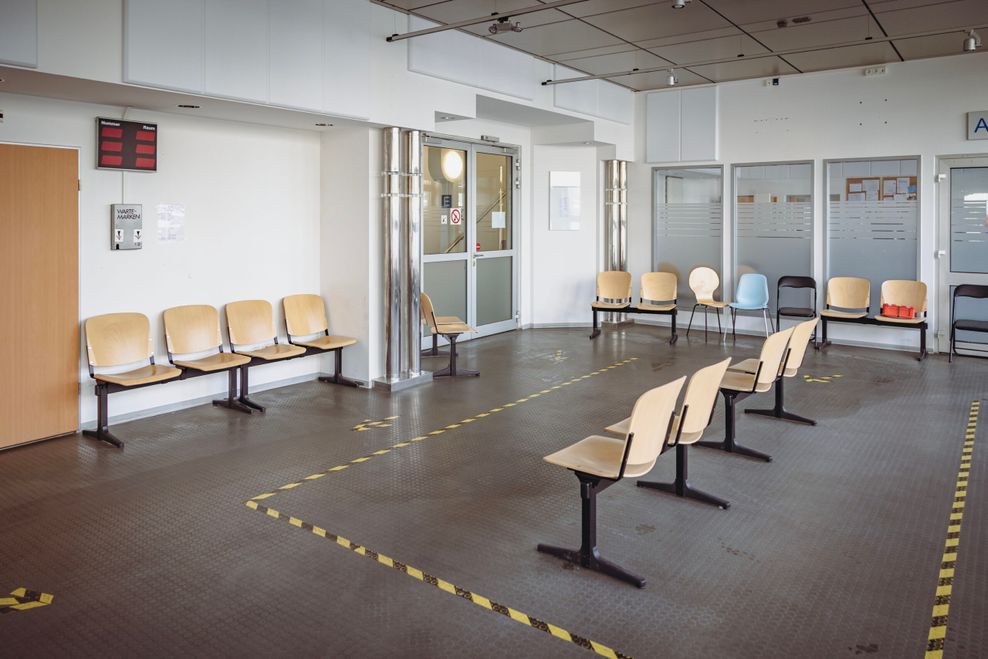 Früher Jobcenter, heute der Wartebereich der Praxis. Jeden Mittwoch kommen bis zu 150 Patienten ohne Versicherung zur Sprechstunde.