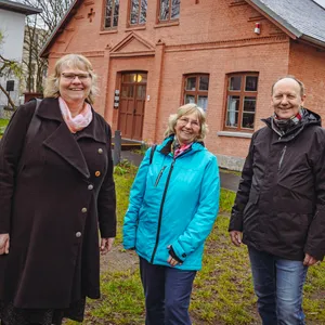 Die stolzen Bramfelder Gudrun Wohlrab (59, v.li), Sigrid Schorsch (70) und Klaus-Dieter Wach (71) stehen vor dem ehemaligen Försterhaus, in dem heute das Stadtteilarchiv sitzt.