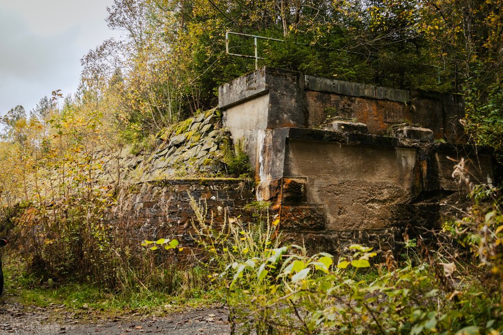 Mitten im Wald: Die dunkle Geschichte einer alten Eisenbahnbrücke