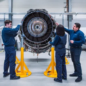 Techniker arbeiten an einer Flugzeugturbine
