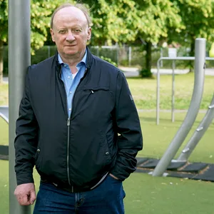 Ralf Meiburg (SPD) steht an einer Bewegungsinsel in Eimsbüttel – drei neue sollen dieses Jahr hinzukommen.