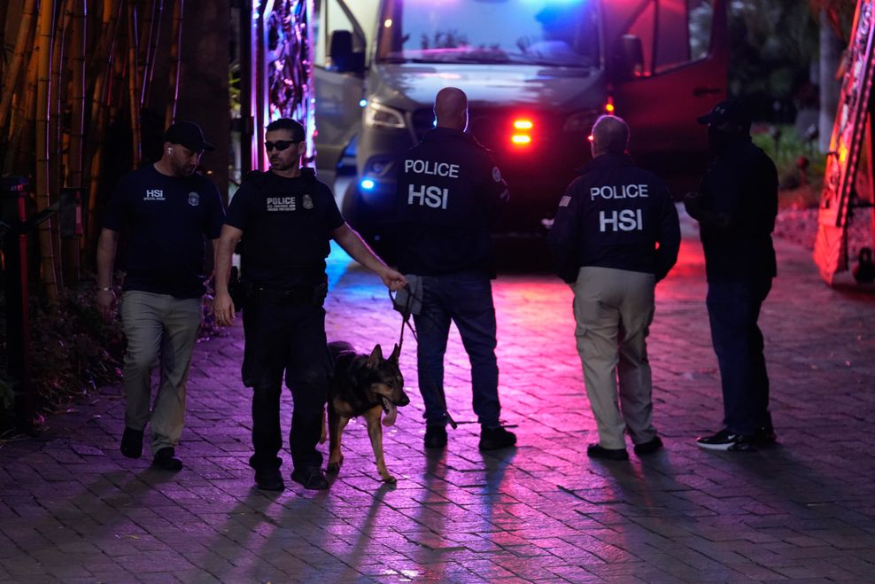 Polizeikräfte mit Hund vor der Villa von Sean „Diddy“ Combs in Miami Beach.