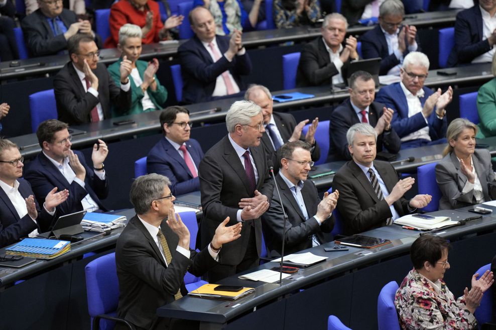 Norbert Röttgen (CDU) nimmt Kanzler Scholz (SPD) im Bundestag in die Zange.