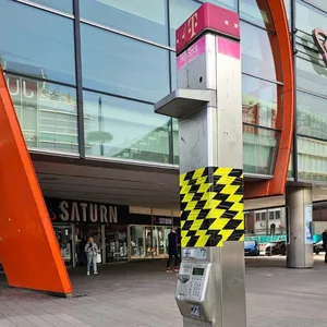 Eine kaputte Telefonsäule in Hamburg an der Mönckebergstraße