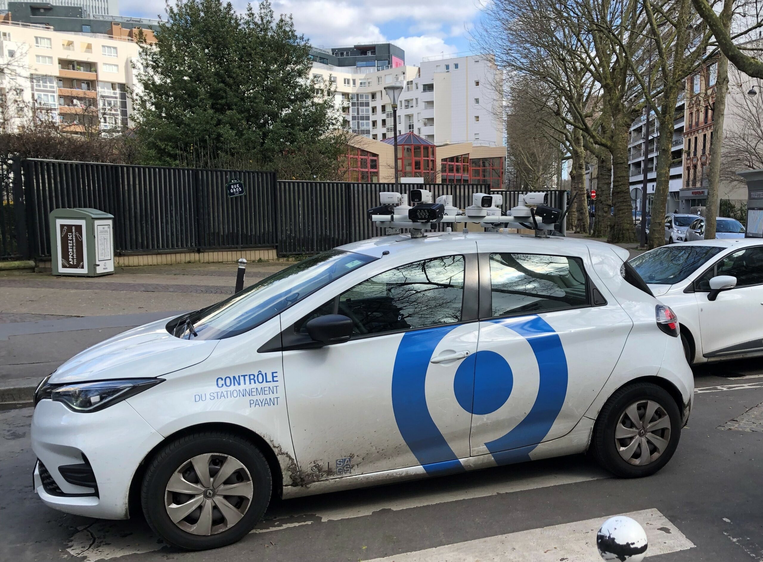 Ein Scan-Auto überprüft in Straßburg, ob für abgestellte Autos die Parkgebühren bezahlt wurden.