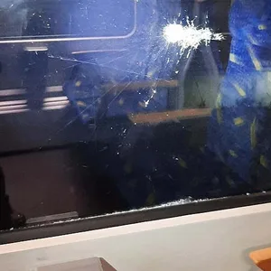 Eine beschädigte Scheibe im Regionalexpress