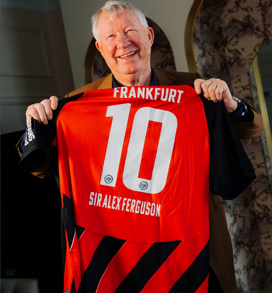 Sir Alex Ferguson mit seinem Frankfurt-Trikot