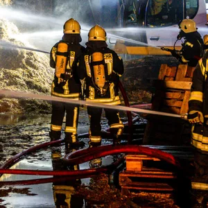 Mit mehreren Schläuchen löschten die Retter das Feuer.