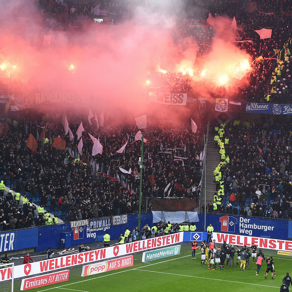 St. Pauli-Fans feiern den Derbysieg im Volksparkstadion