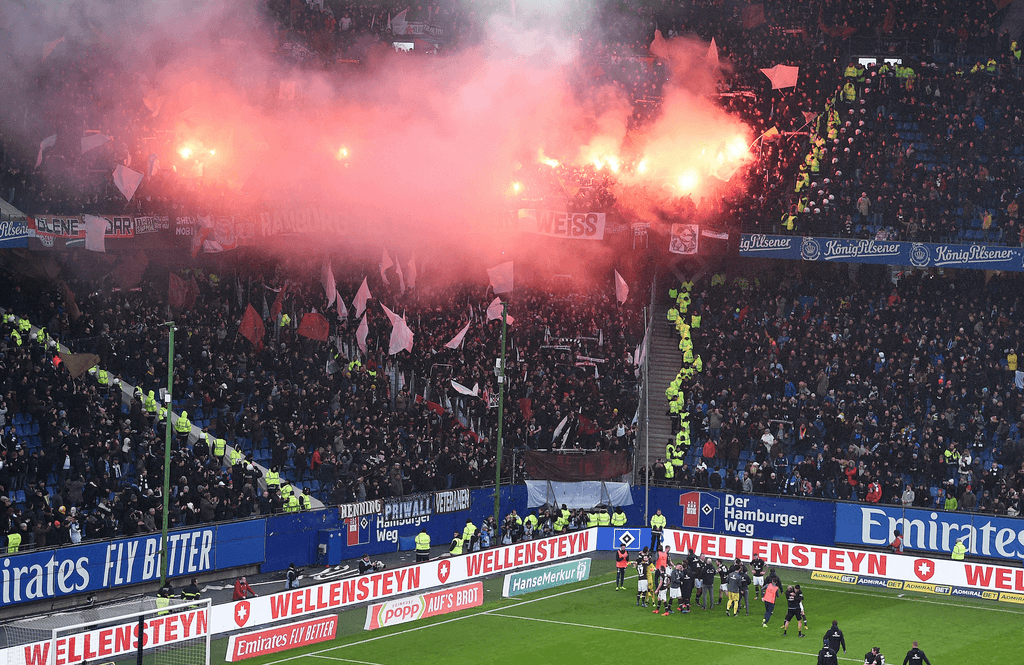 St. Pauli-Fans feiern den Derbysieg im Volksparkstadion