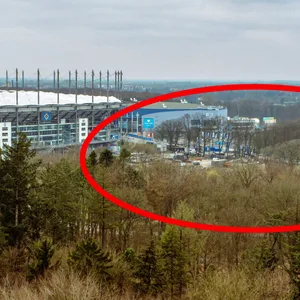 Das Volksparkstadion, daneben sind die Parkplätze zu sehen.
