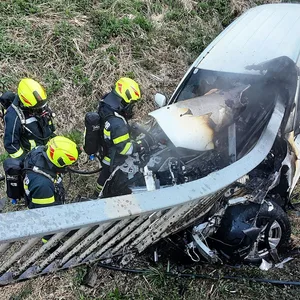 Feuerwehrleute der Freiwilligen Feuerwehr Preding löschen den Brand eines verunfallten Pkw nach dem schweren Autounfall in Hengsberg (Bezirk Leibnitz) in der Steiermark.