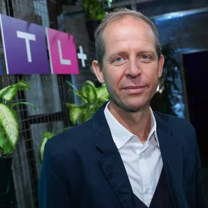 Der frühere RTL-Chef Stephan Schäfer hat seinen Debütroman vorgelegt.