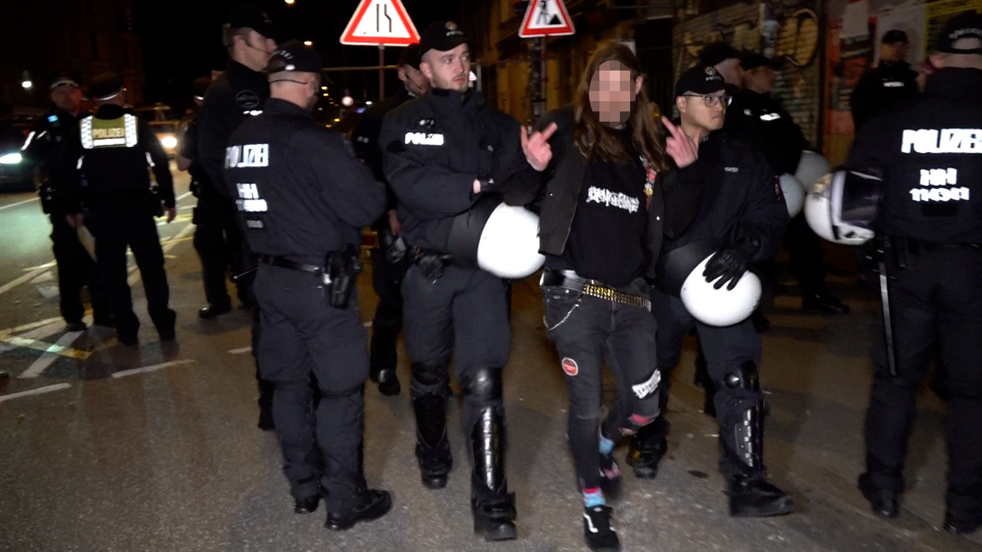 Nach dem Konzert an der Sternbrücke kam es zu Rangeleien zwischen Protestierenden und der Polizei. Mehrere Menschen wurden in Gewahrsam genommen.