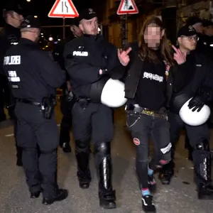 Nach dem Konzert an der Sternbrücke kam es zu Rangeleien zwischen Protestierenden und der Polizei. Mehrere Menschen wurden in Gewahrsam genommen.