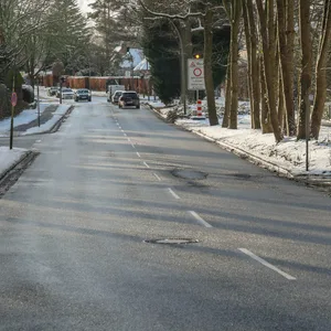 Die Reventlowstraße in Othmarschen im Winter, es liegt etwas Schnee.