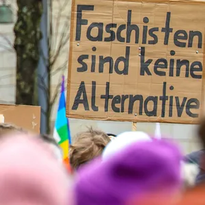 Ein Schild mit dem Text „Faschisten sind keine Alternative“ wird bei einer Demo in Hamburg gegen Rechts gezeigt.