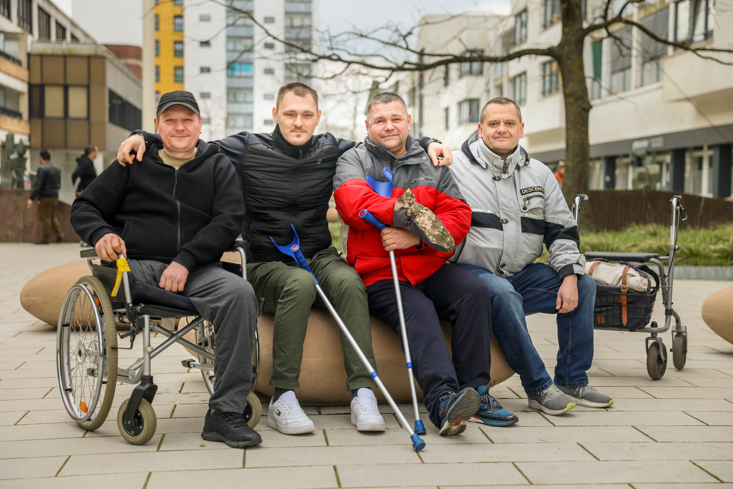 Gezeichnet von den Schrecken des Krieges: Die ukrainischen Soldaten Yuriy Basisty (40), Pavlo Skrypel (32), Vasyl Pryslipskyi (53) und Igor Stsira (51, v.l.) werden in Hamburg ärztlich behandelt.
