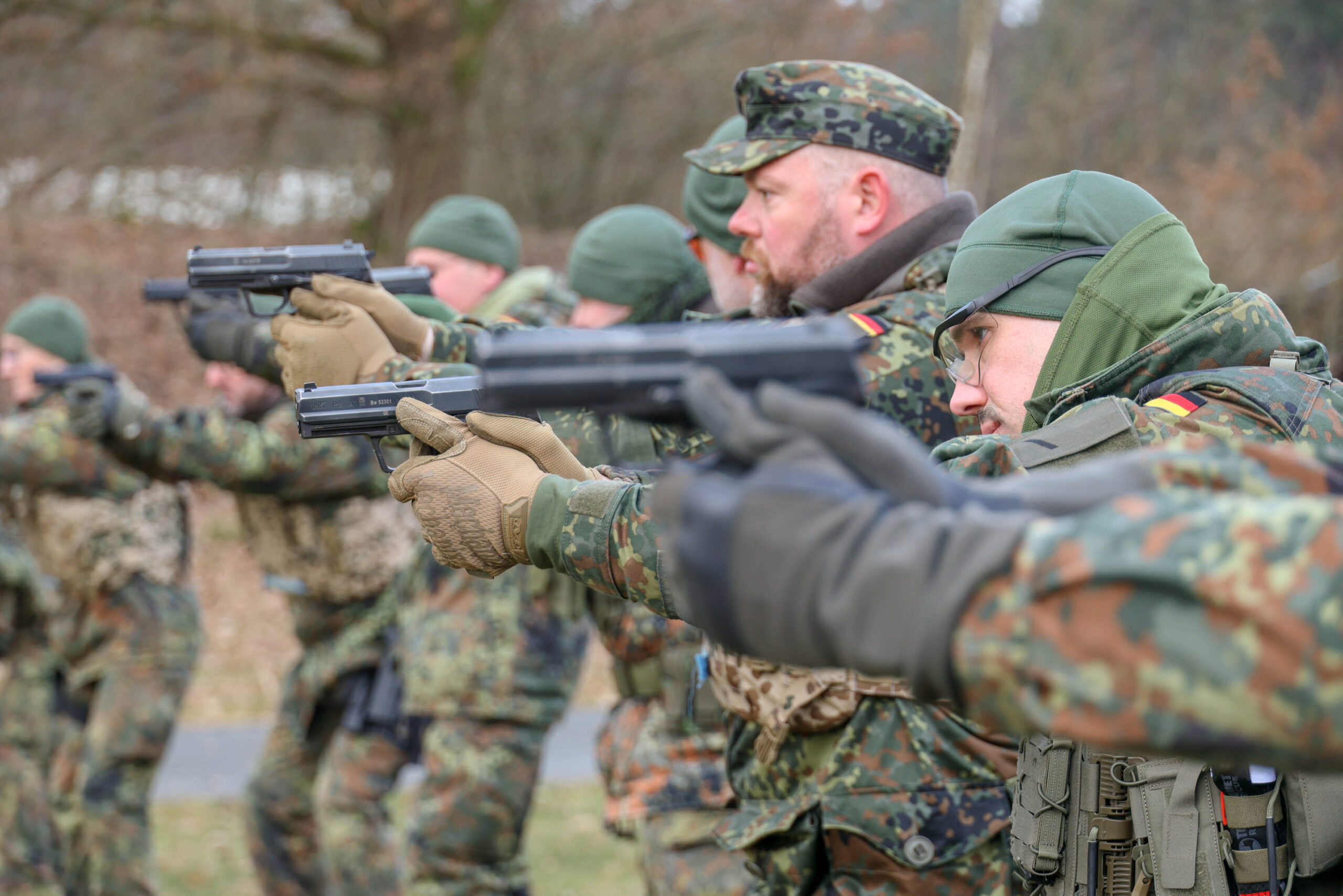 Soldaten üben mit einer Pistole
