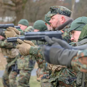 Soldaten üben mit einer Pistole