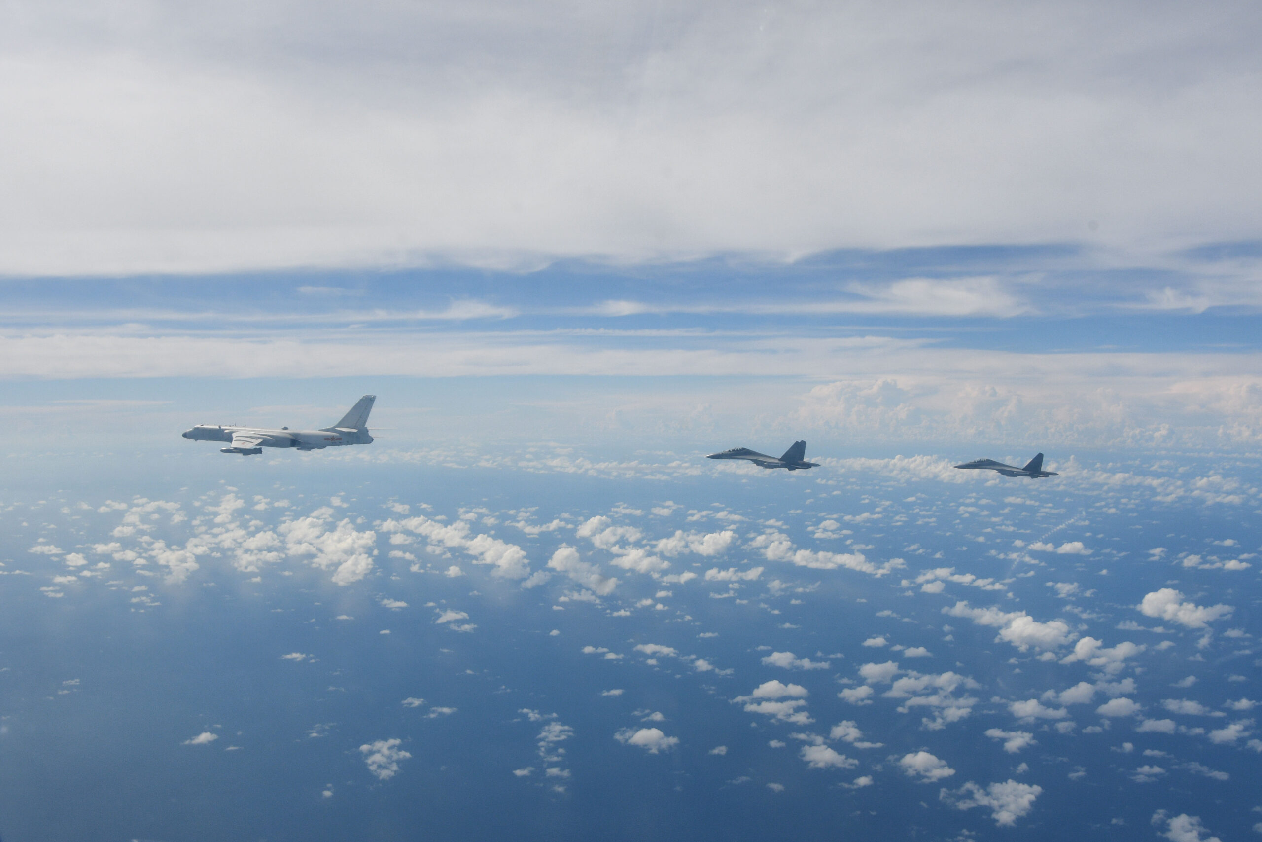 August 2022: Kampfflugzeuge der chinesischen Volksbefreiungsarmee führen während gemeinsamer Kampfübungen um die Insel Taiwan Operationen durch.
