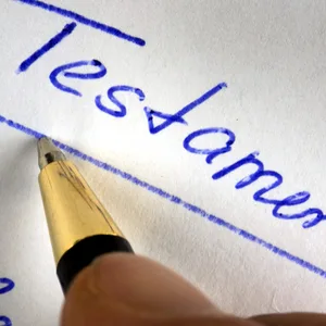 Ein Testament wird handschriftlich verfasst.