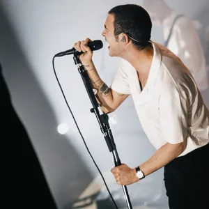 Die britische Band The 1975 bei ihrem Konzert in Hamburg. Fotografen waren nicht zugelassen, das Bildmaterial wurde vom Veranstalter zur Verfügung gestellt.
